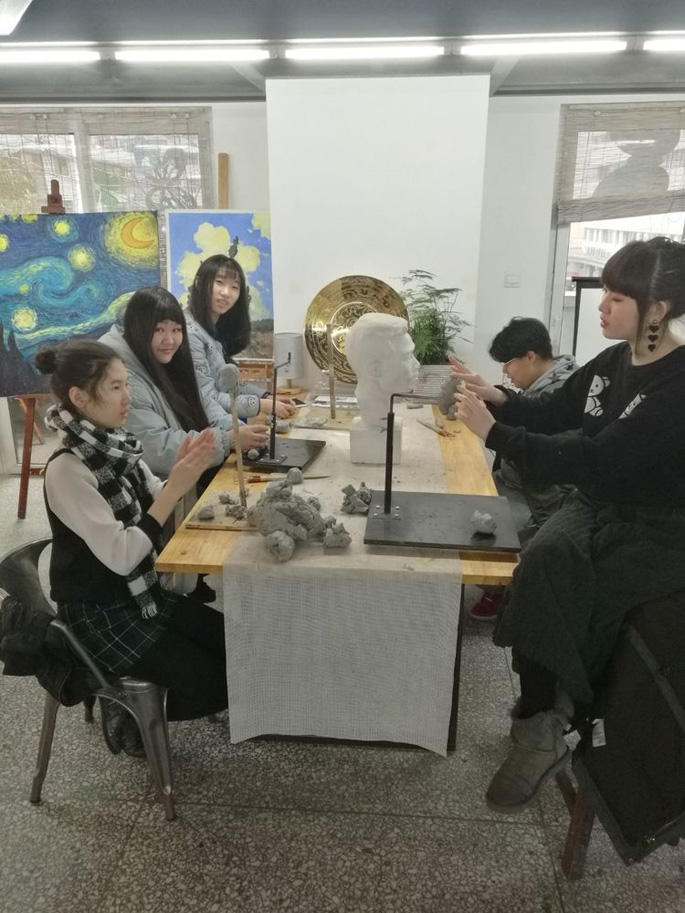 学生体验雕塑制作